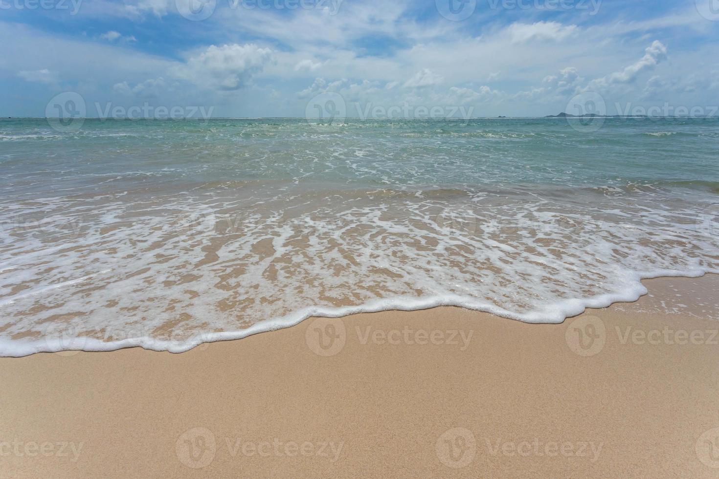 vue sur la mer depuis la plage tropicale avec un ciel ensoleillé. plage paradisiaque d'été de l'île de koh samui. rivage tropical. mer tropicale en thaïlande. plage d'été exotique avec des nuages à l'horizon. photo