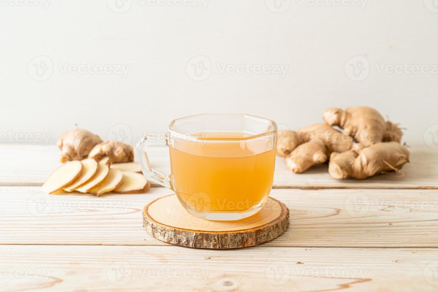 verre de jus de gingembre frais et chaud photo