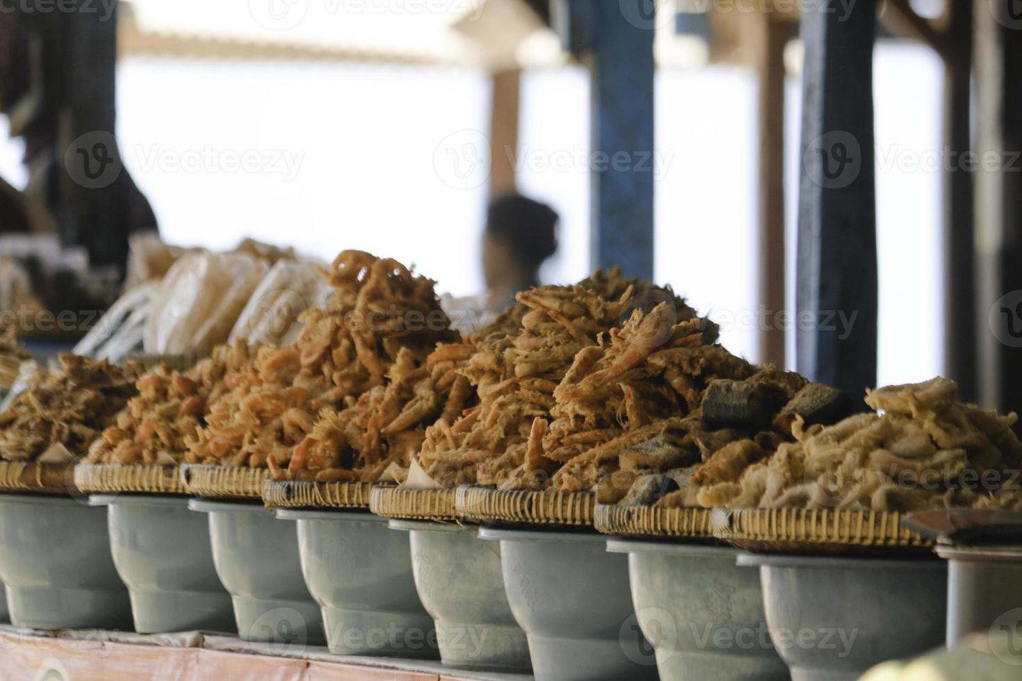 crevettes frites dans une rue de la ville de gunung kidul, indonésie. photo