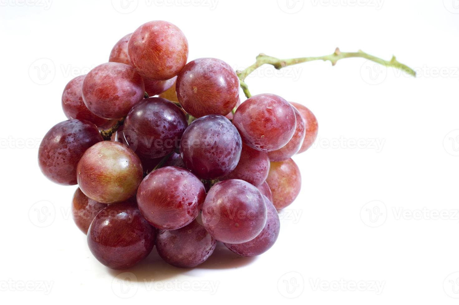 raisins rouges, isolés sur fond blanc. photo