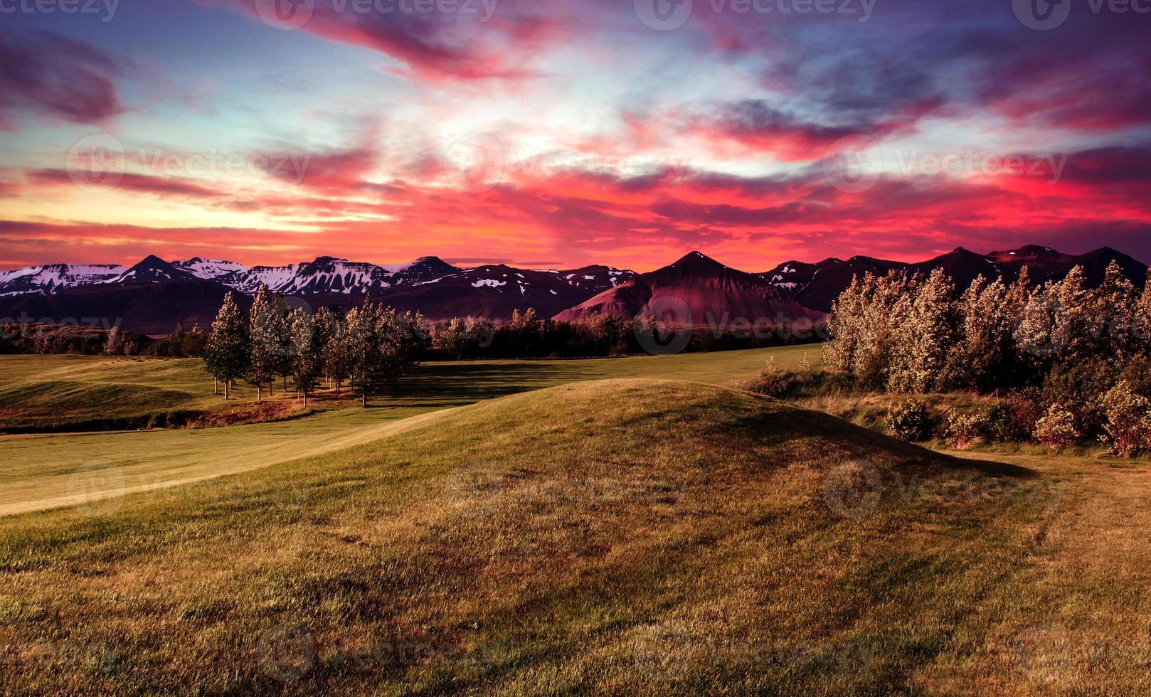 vallée de montagne pendant le lever du soleil lumineux. beau paysage naturel photo