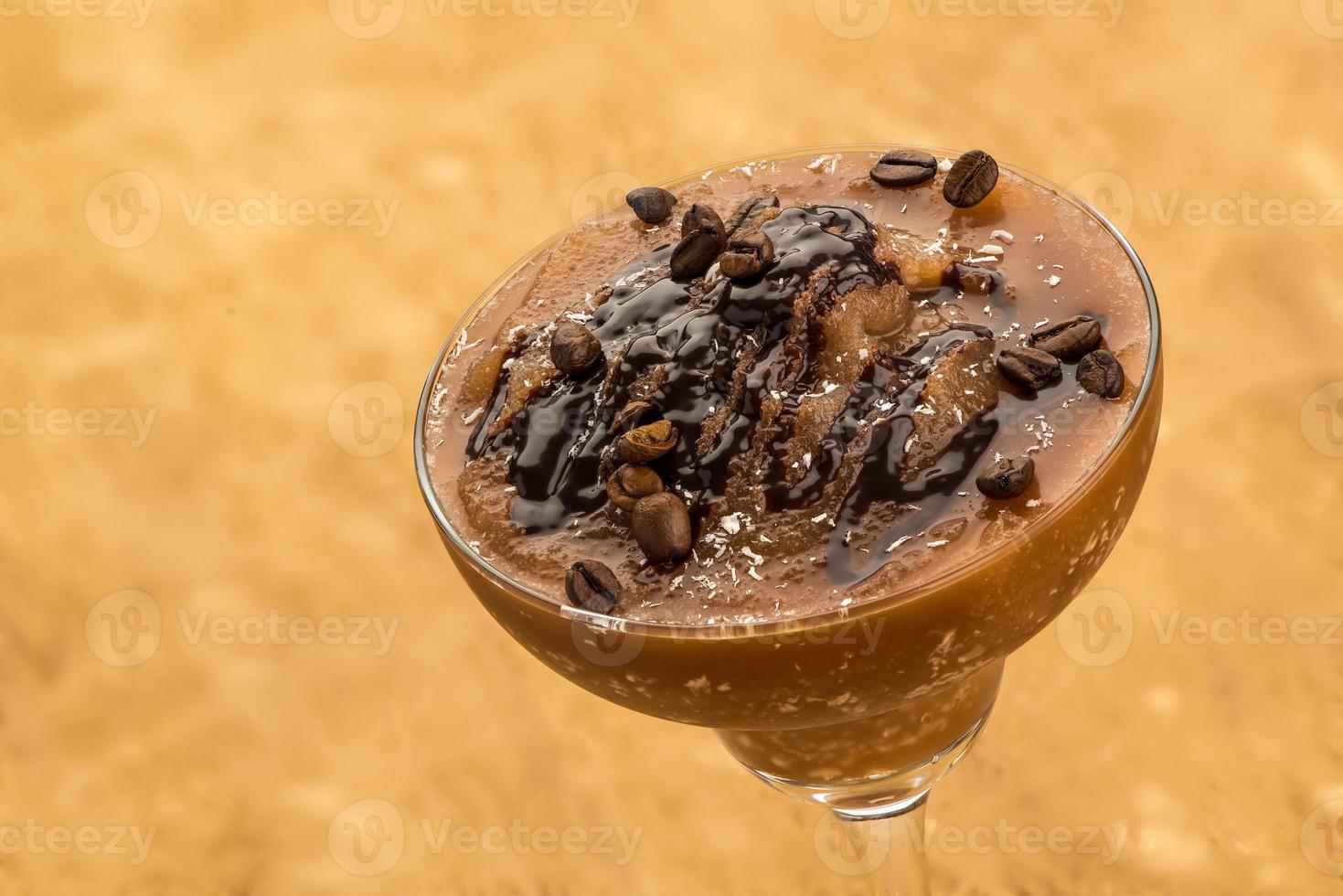 smoothie sur fond marron photo