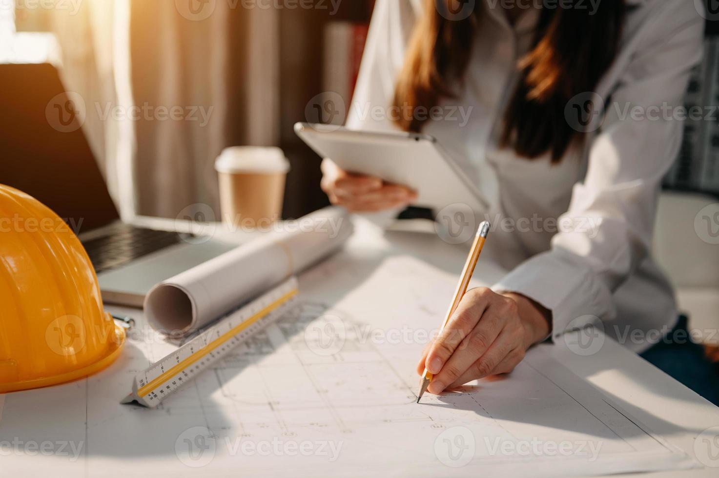 homme d'affaires travaillant à la main et ordinateur portable avec sur le projet architectural sur le chantier de construction au bureau au bureau photo