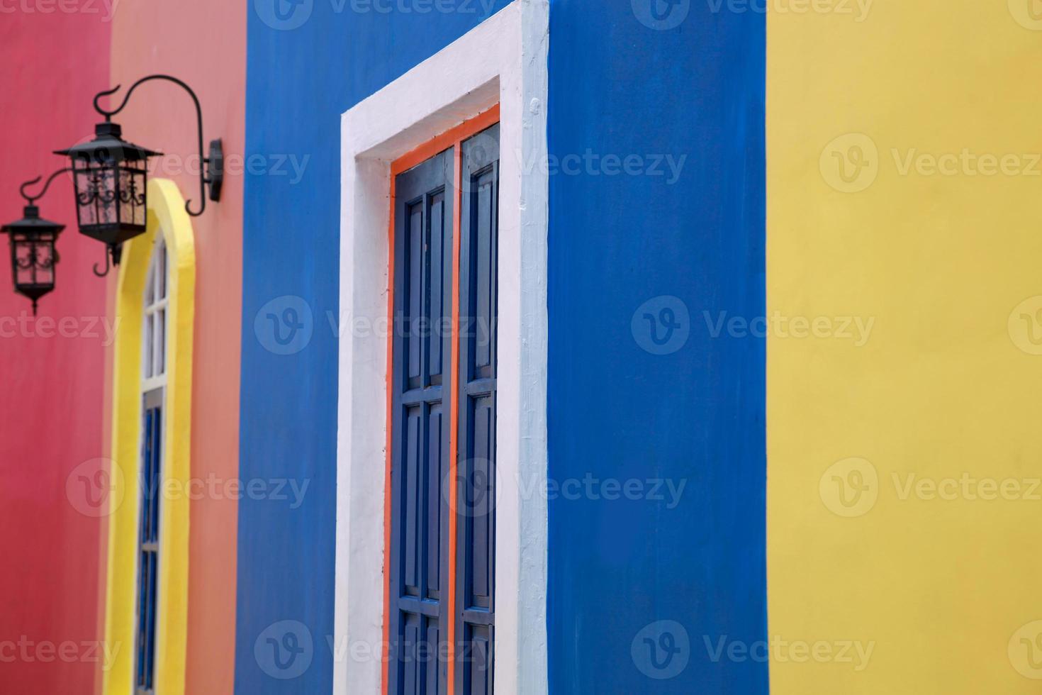 extérieur de maison coloré classique avec porte et lustre vintage photo