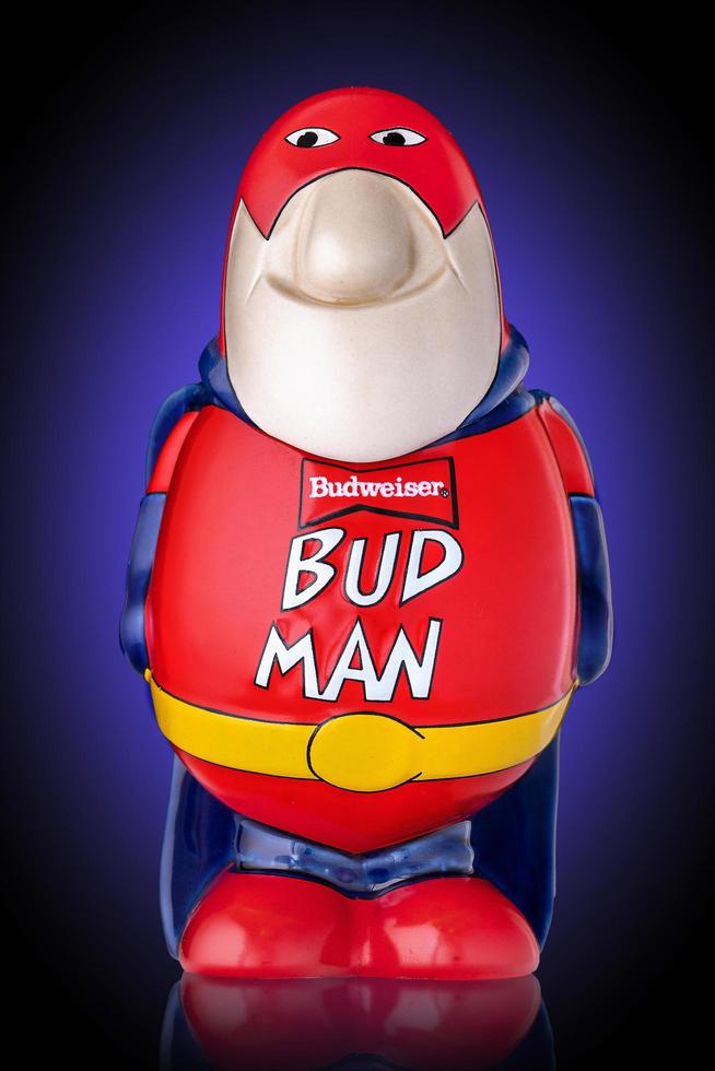 moscou, russie-janvier 30,2022.budweiser chope de bière de marque bourgeon homme sous la forme d'un drôle de gros homme dans un costume de superman photo