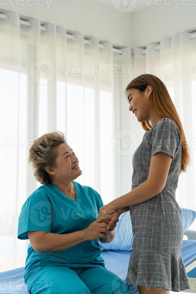 fille d'un patient âgé prenant soin et encourageant la mère photo