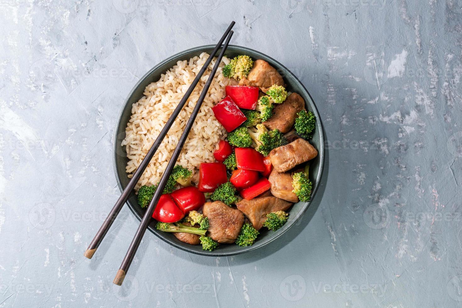 plat de riz poulet frit et poivre de brocoli de légumes dans un bol photo