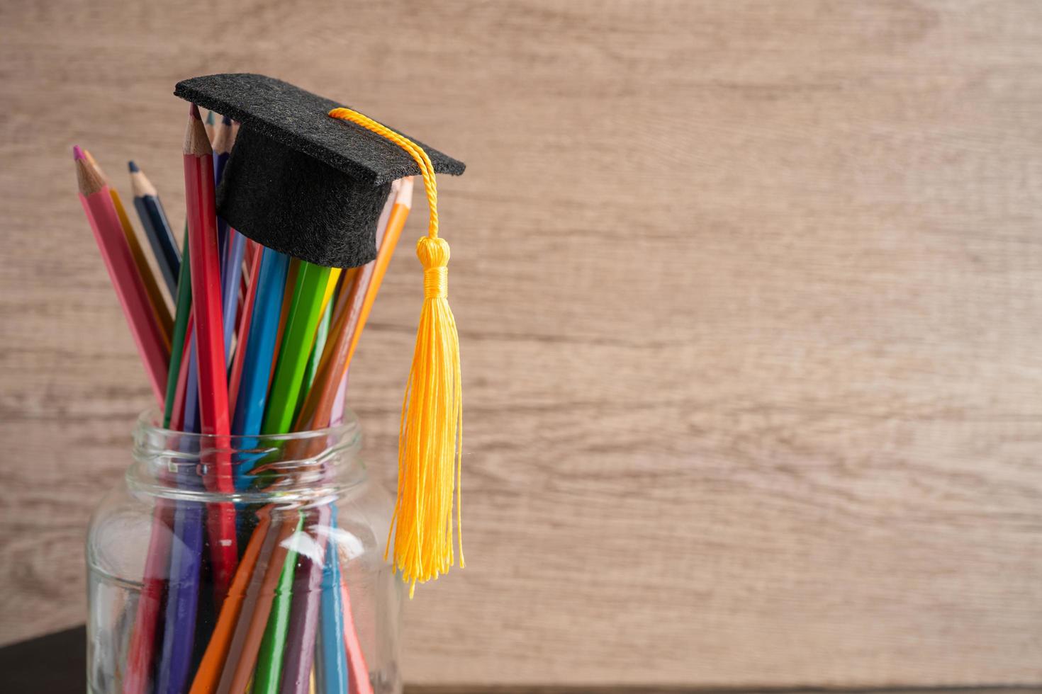 chapeau de graduation avec des crayons colorés avec espace de copie, apprentissage du concept d'éducation universitaire. photo