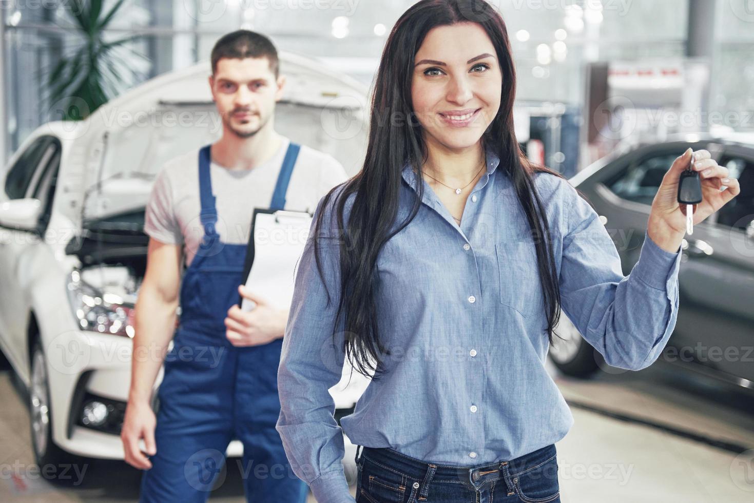 une jeune femme prend une voiture du centre de service automobile. elle est  contente car le travail est parfaitement fait 6407531 Photo de stock chez  Vecteezy