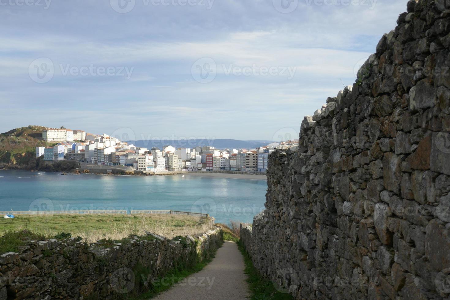 petit village au bord de la mer bleue photo