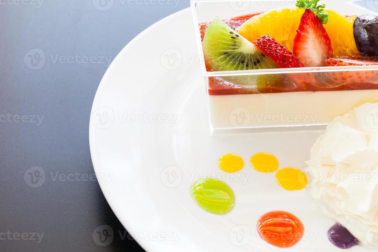gâteau à la crème de fraise aux fruits photo