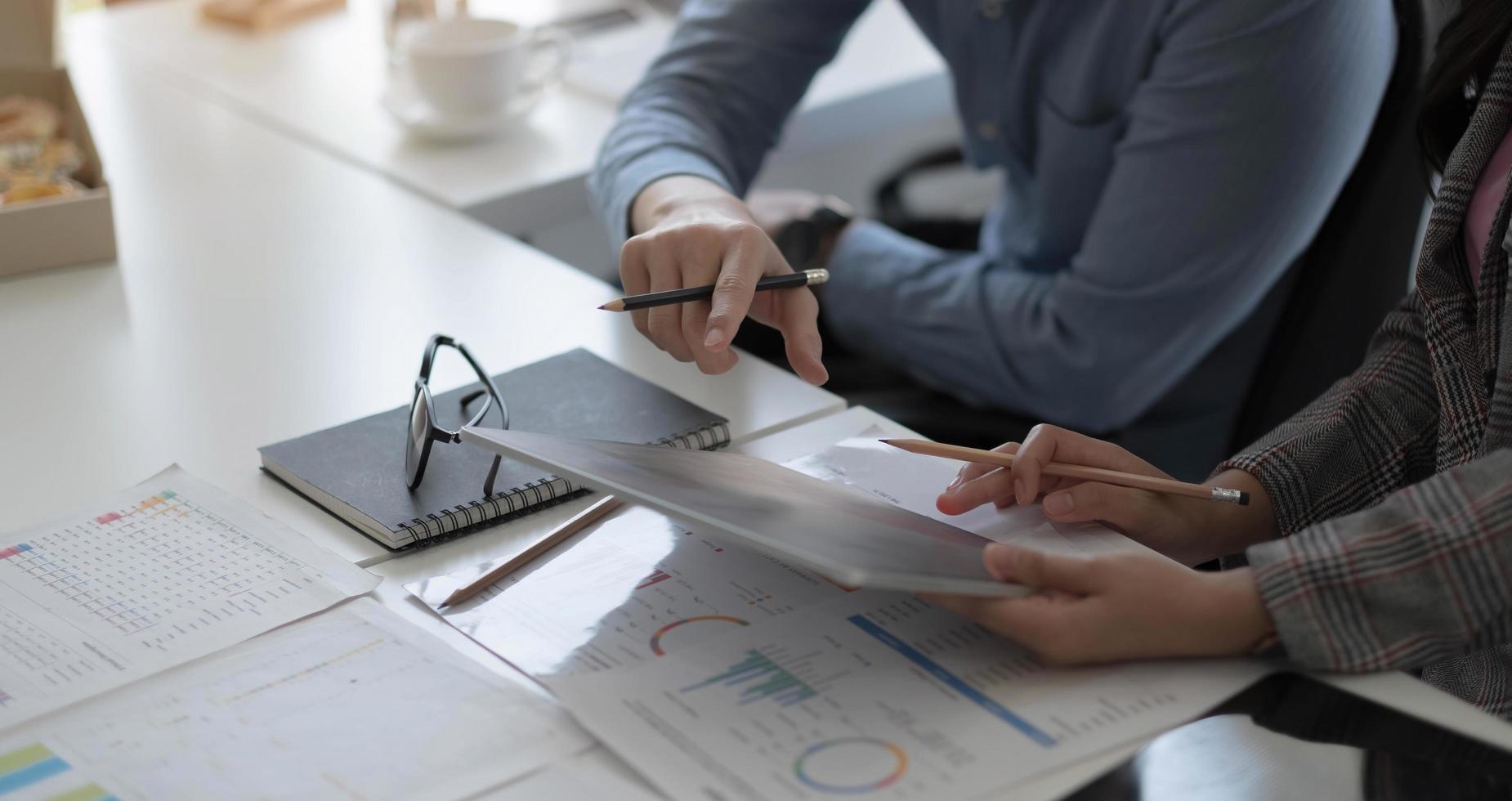 équipe de gens d'affaires travaillant ensemble dans le bureau de la salle de réunion, bannière de graphiques et de graphiques d'arrière-plan de travail d'équipe, travail d'équipe réussi à double exposition, concept de planification d'entreprise. photo