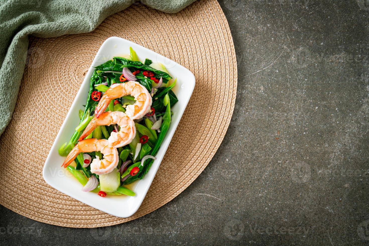 salade de chou chinois épicée aux crevettes photo