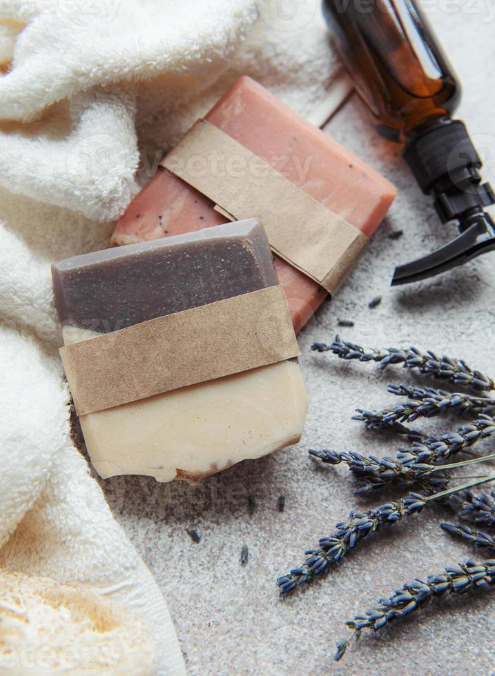 savon naturel aux fleurs de lavande séchées photo