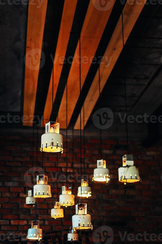 de nombreuses lampes vintage suspendues sous le plafond du café photo