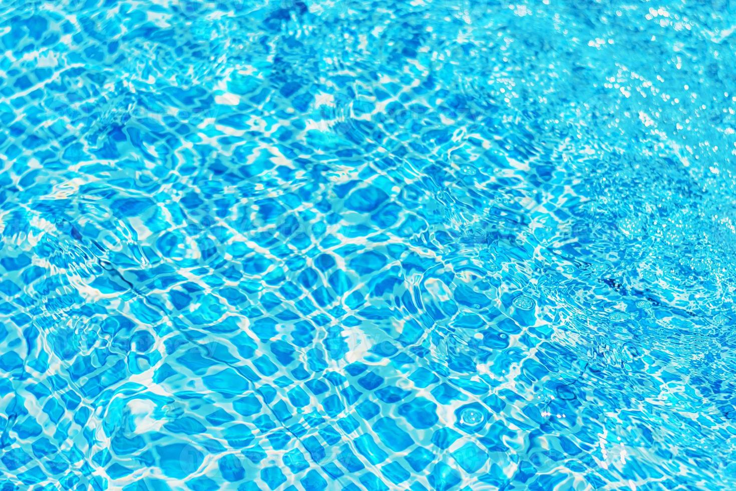 surface de l'eau d'ondulation dans la piscine avec reflet du soleil photo