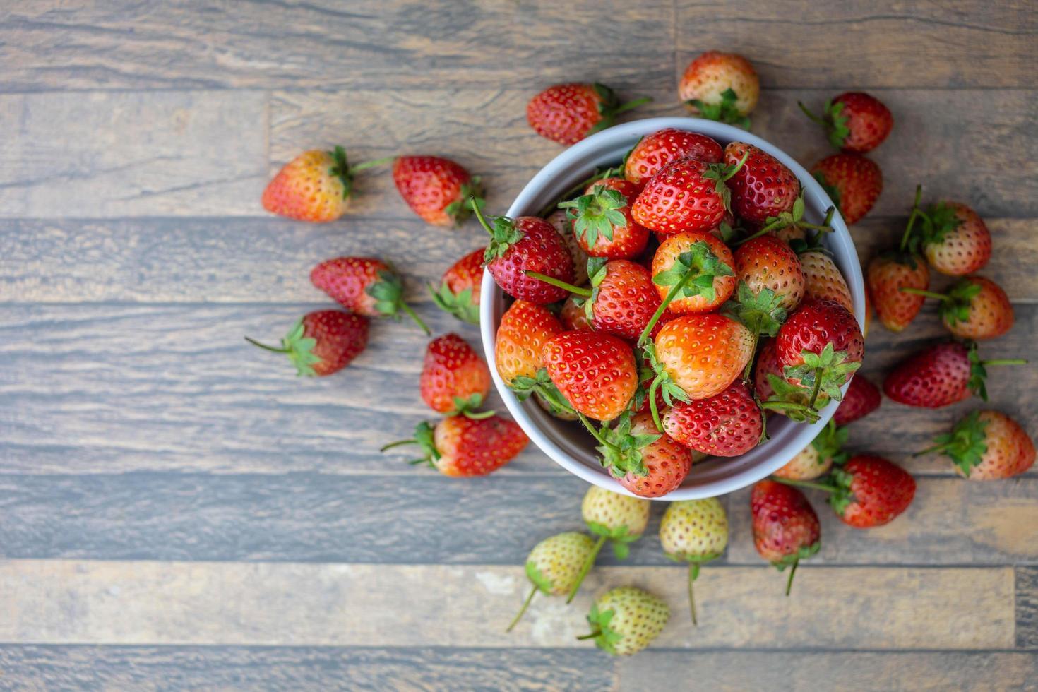 la fraise est un fruit sucré sur un bol photo