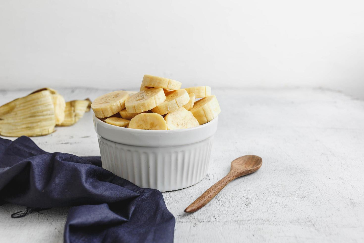 tranches de bananes fraîches dans un bol photo