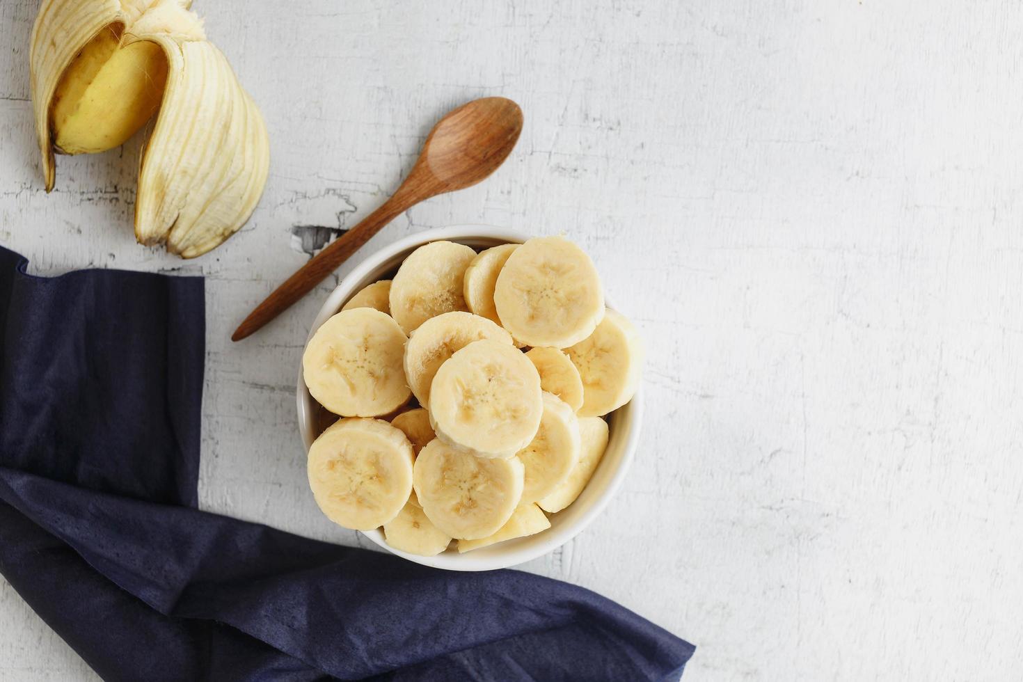 tranches de bananes fraîches dans un bol photo