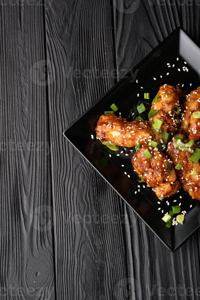 ailes de poulet. recette traditionnelle asiatique. fond sombre. espace de copie. vue de dessus. photo