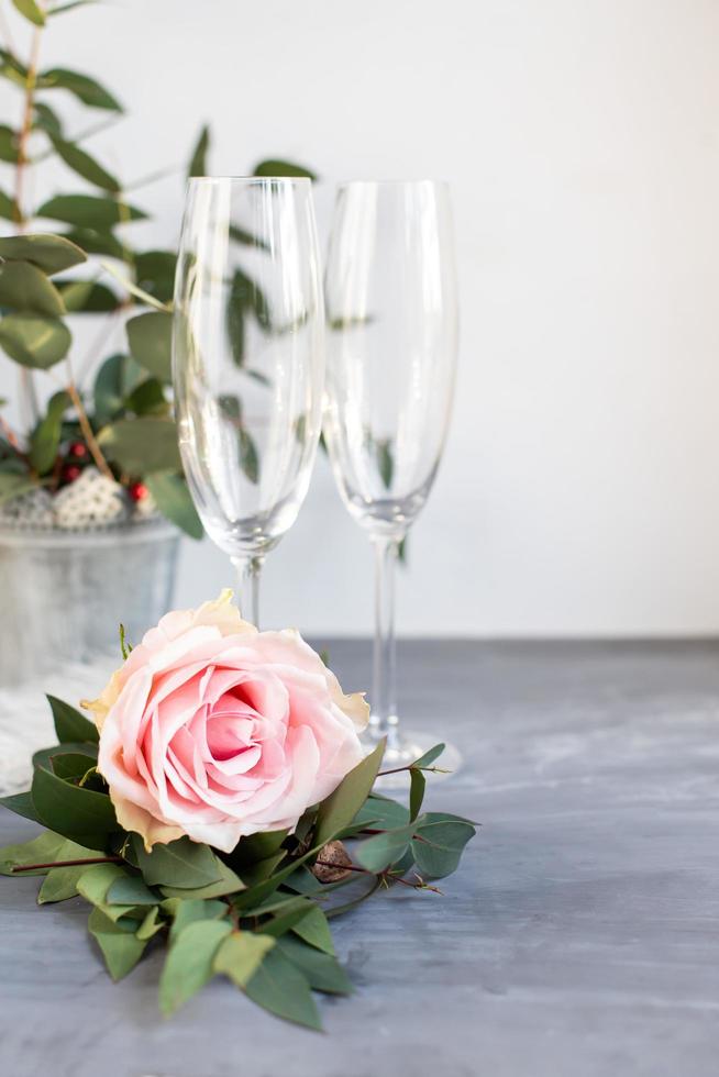 composition avec verre de champagne. fleurs et coeurs sur fond de béton gris. photo