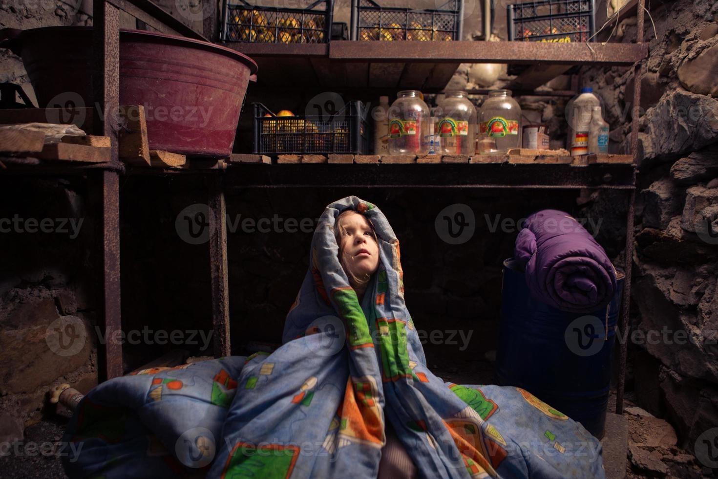 une enfant ukrainienne se réfugie dans son sous-sol. arrêter la guerre photo