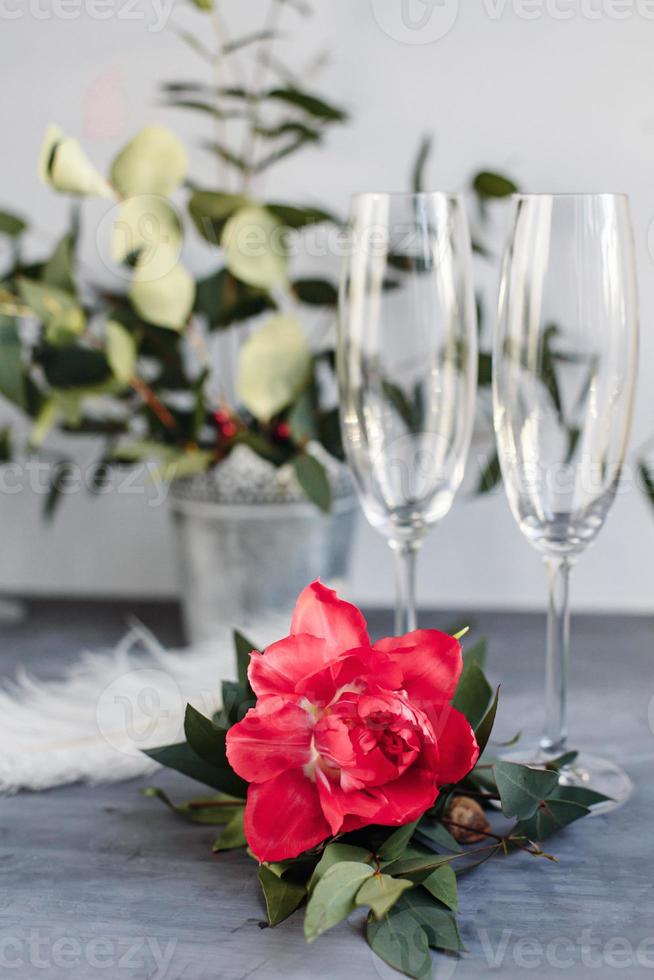 composition avec verre de champagne. fleurs et coeurs sur fond de béton gris. photo