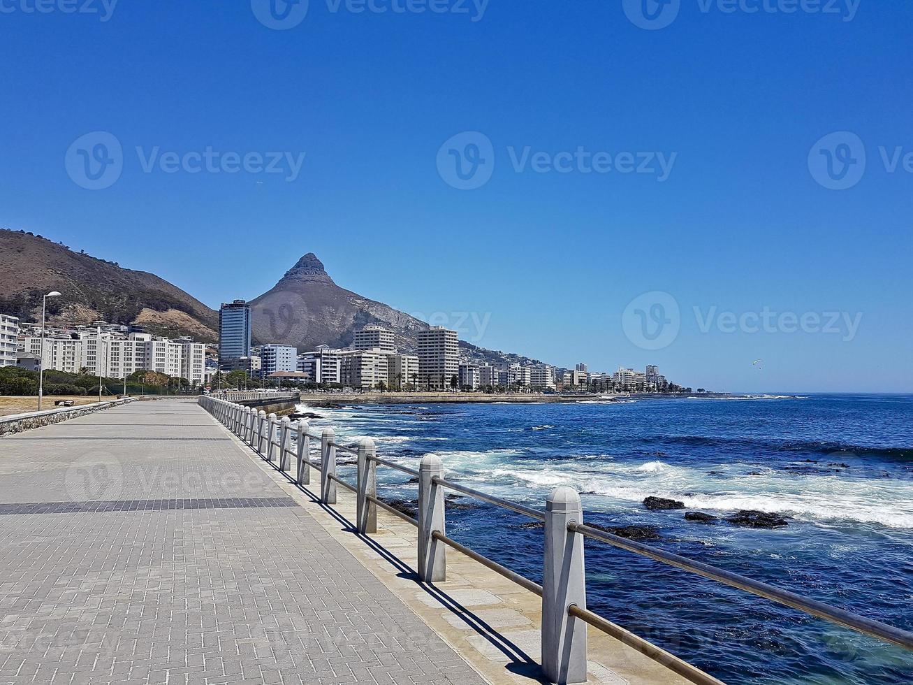 promenade de la plage de sea point au cap en afrique du sud. photo