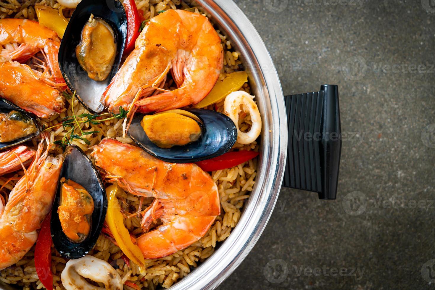 paella de fruits de mer aux crevettes, palourdes, moules sur riz au safran photo