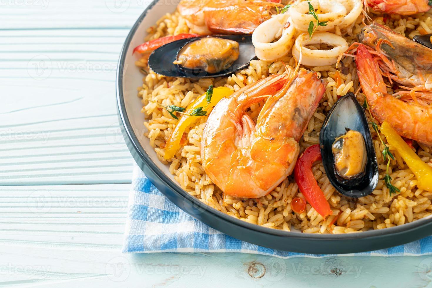 paella de fruits de mer aux crevettes, palourdes, moules sur riz au safran photo