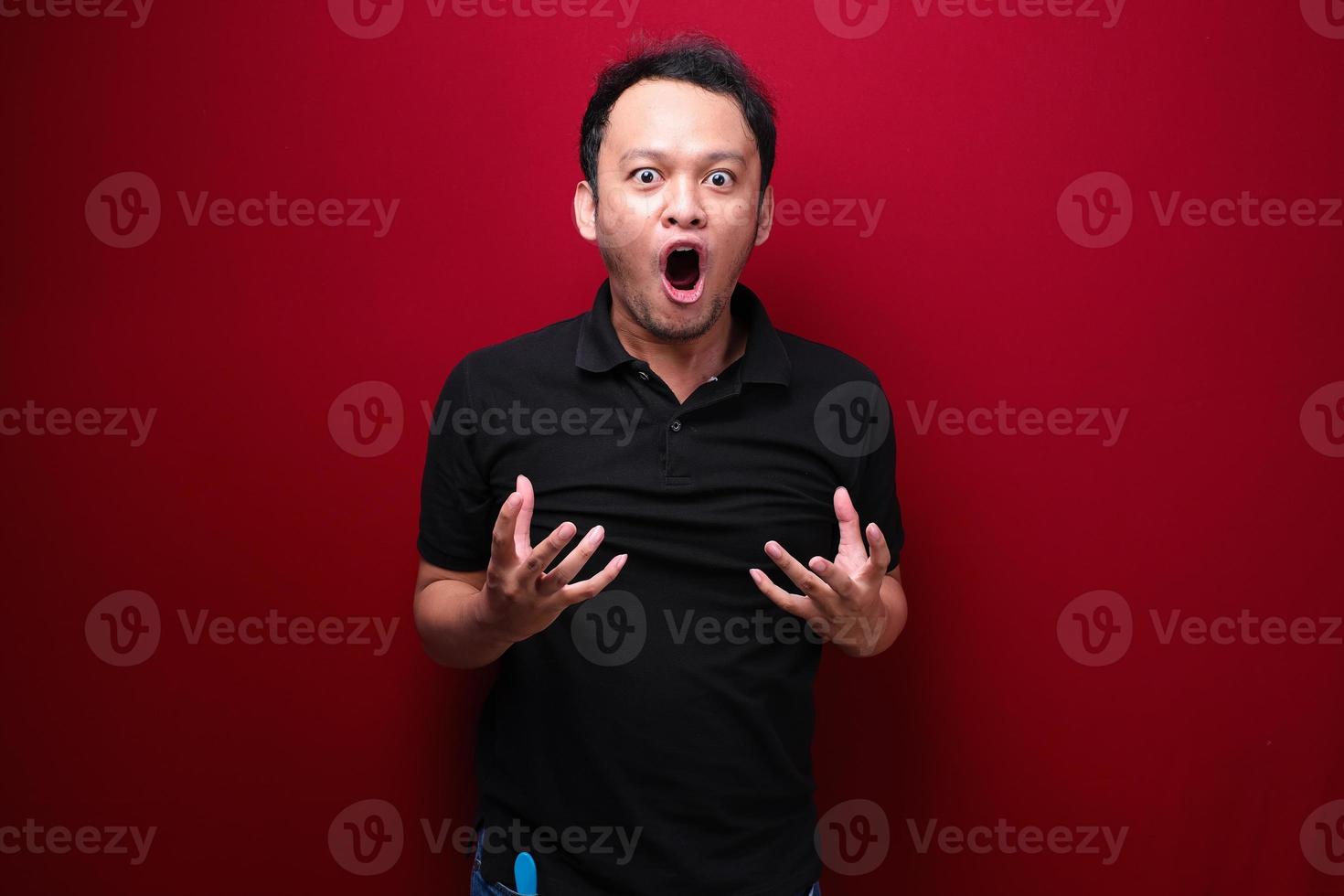 wow et visage choqué d'un jeune homme asiatique avec un geste de la main ouverte. concept de modèle publicitaire. photo