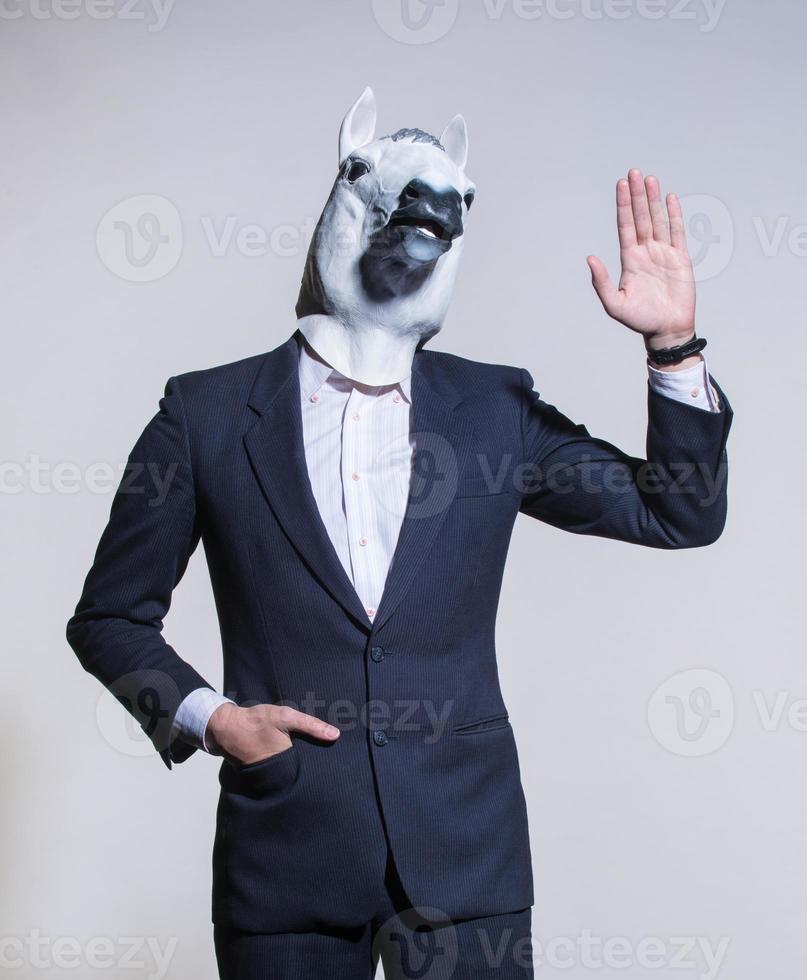 homme avec un masque de cheval sur fond clair photo