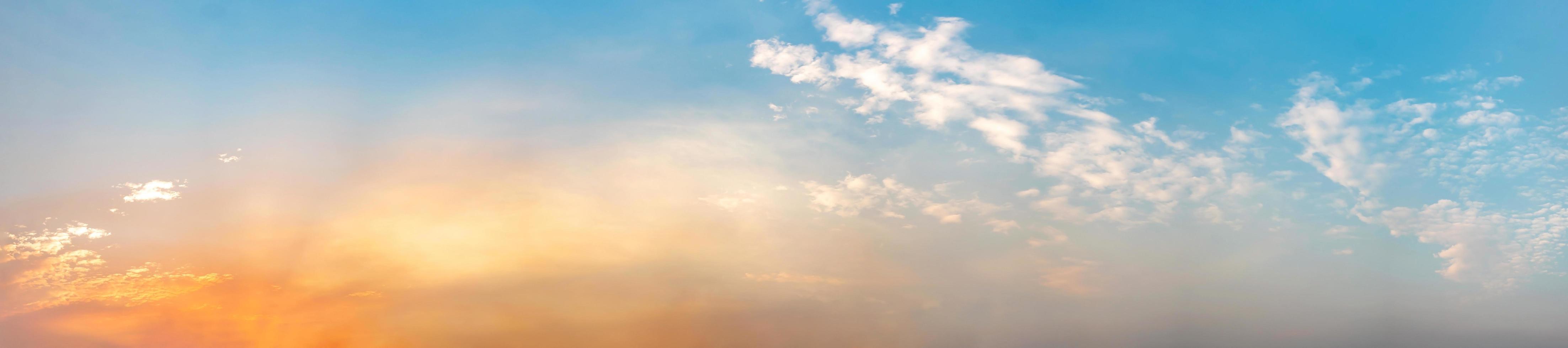 ciel panoramique spectaculaire avec des nuages au lever et au coucher du soleil. photo