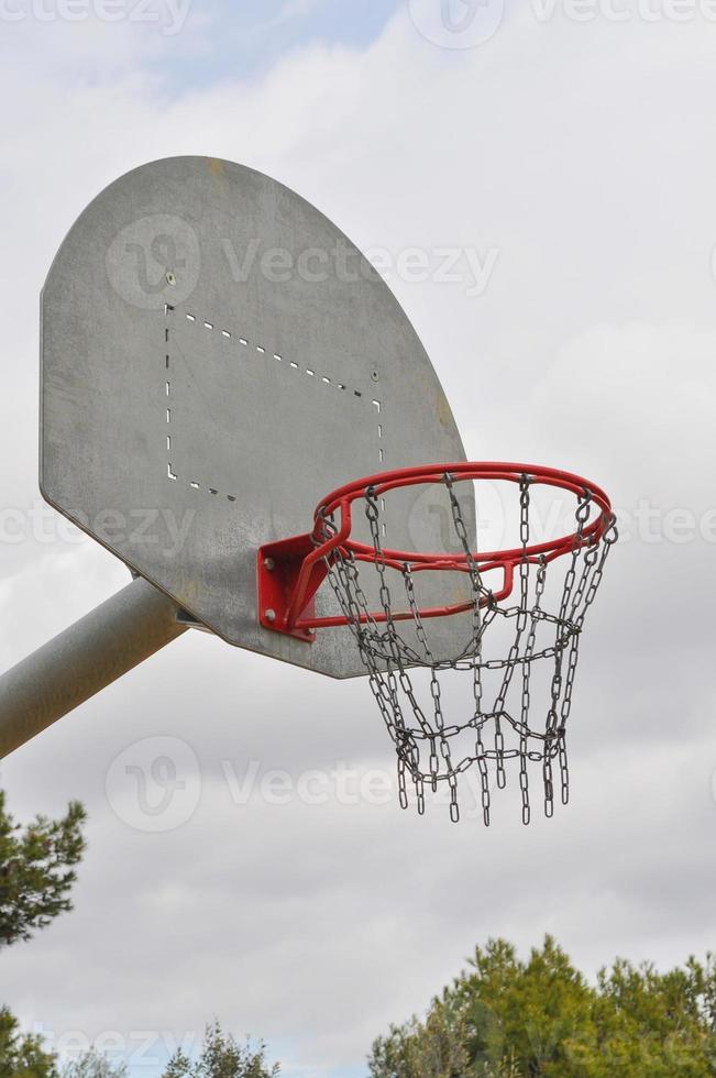 panier utilisé dans les aires de jeux pour le sport de basket-ball photo