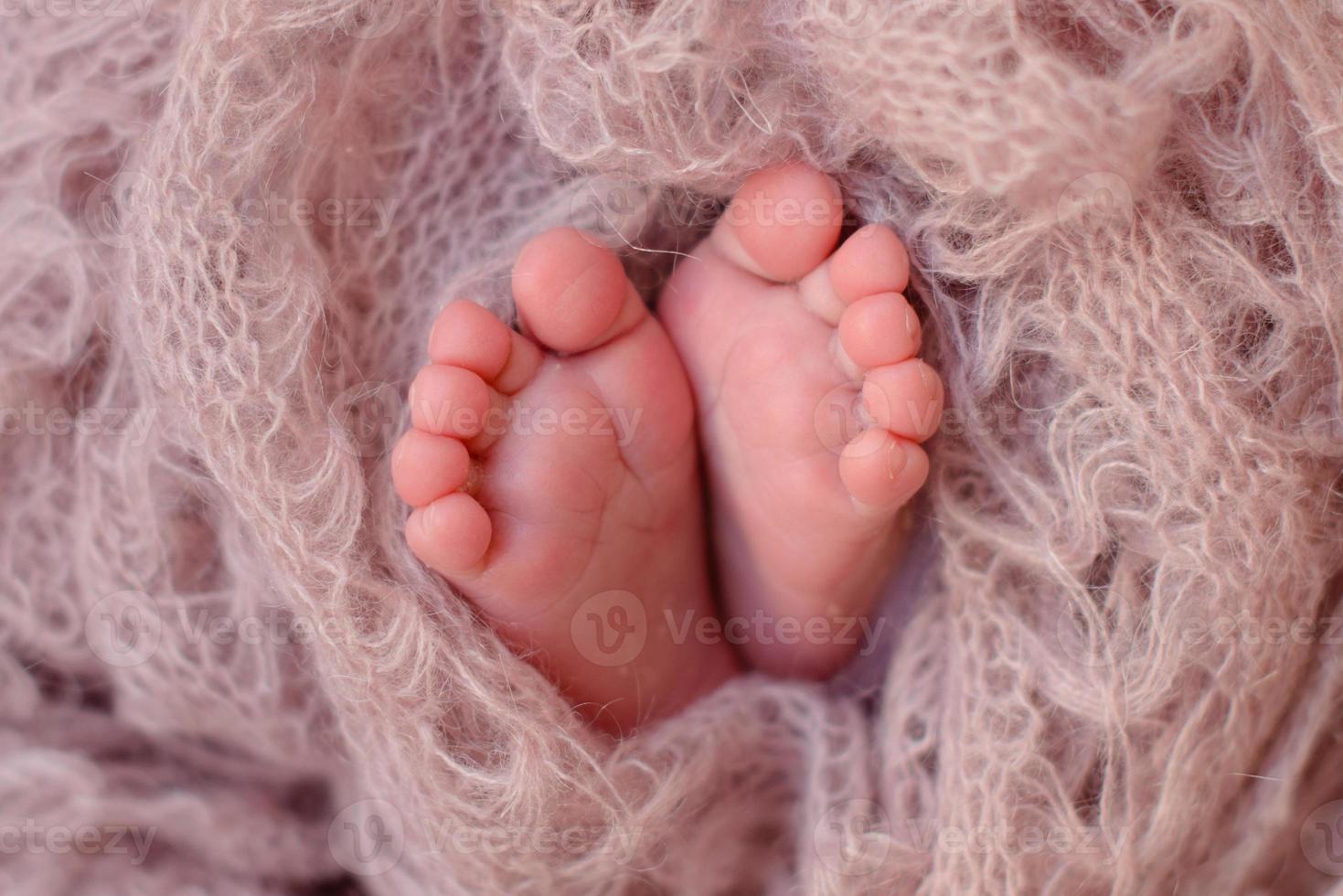 petites belles jambes d'un nouveau-né dans les premiers jours de la vie photo