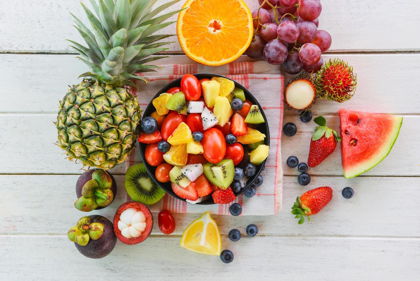 bol de salade de fruits frais - aliments sains fruits et baies d'été photo
