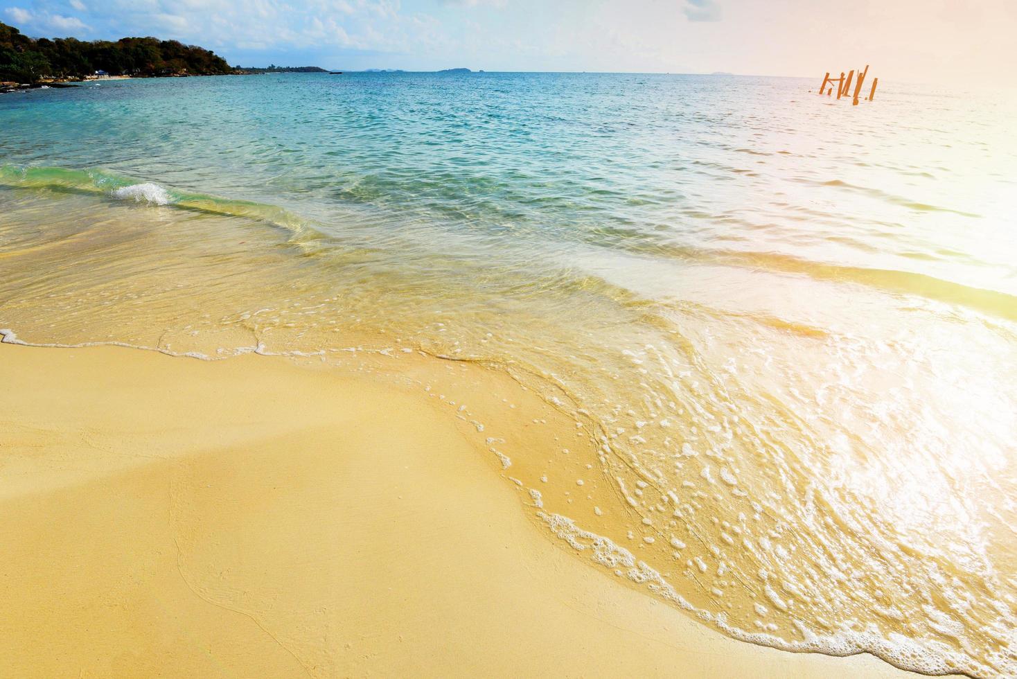 vagues de la mer sur l'eau de la plage de sable et le paysage marin de la côte - vue sur le magnifique paysage tropical plage île de la mer avec ciel bleu océan et fond de villégiature en thaïlande vacances à la plage d'été photo