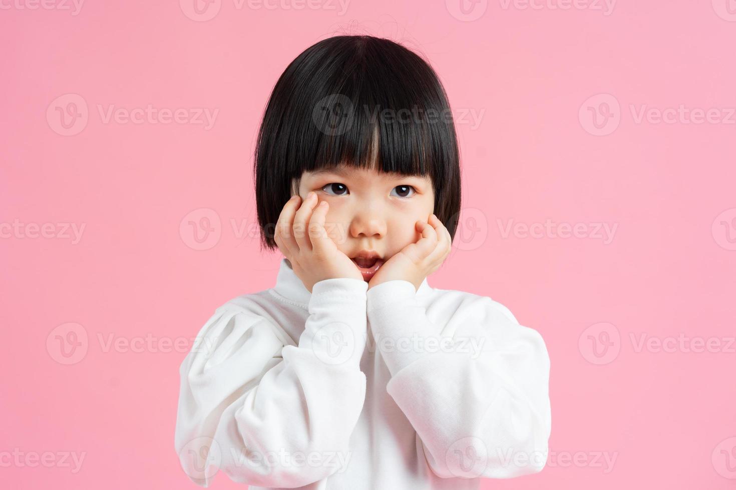 joli portrait de petite fille, isolé sur fond rose photo