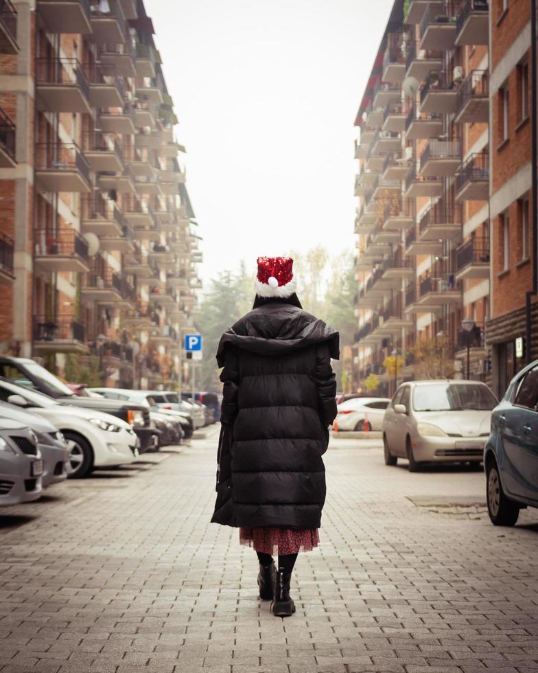 femme célibataire marchant dans la rue photo