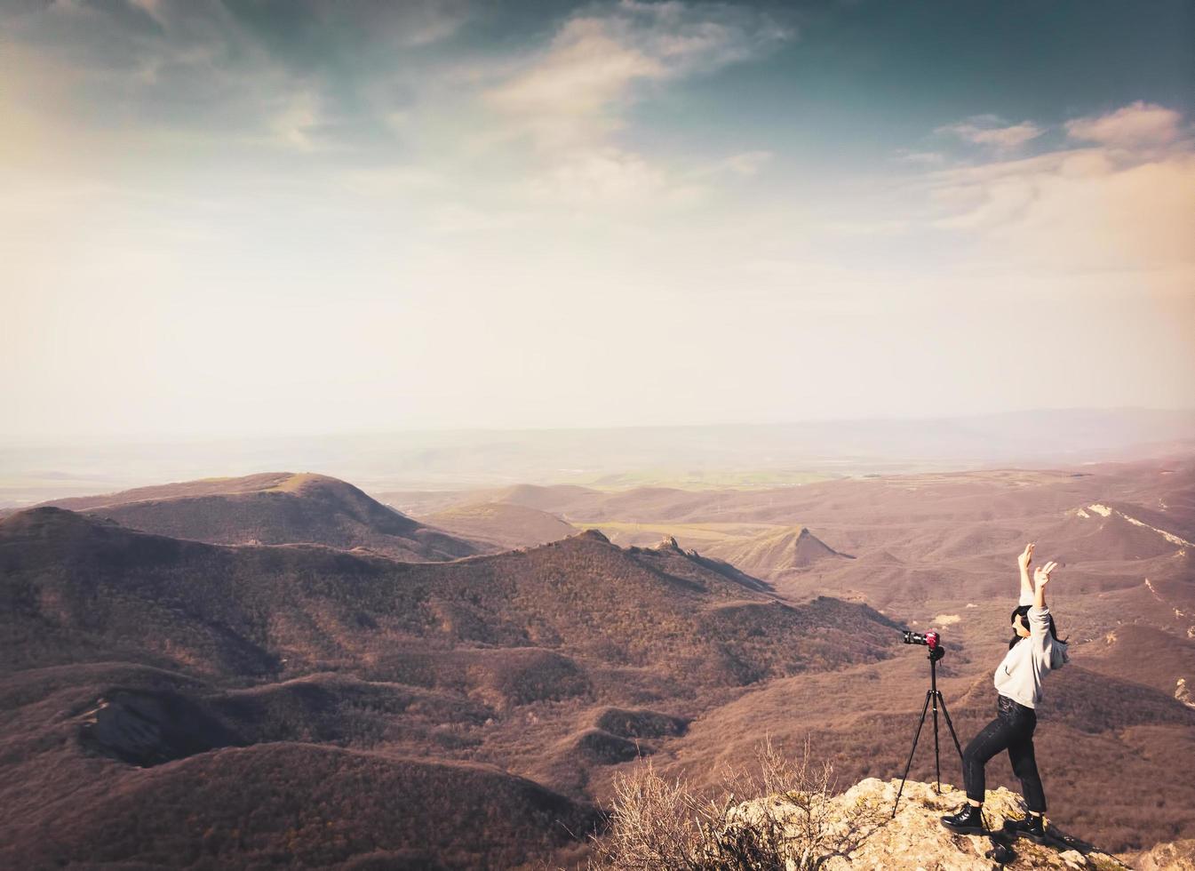 jeune femme caucasienne heureuse photographe de voyage excité tournage paysage à l'extérieur photo