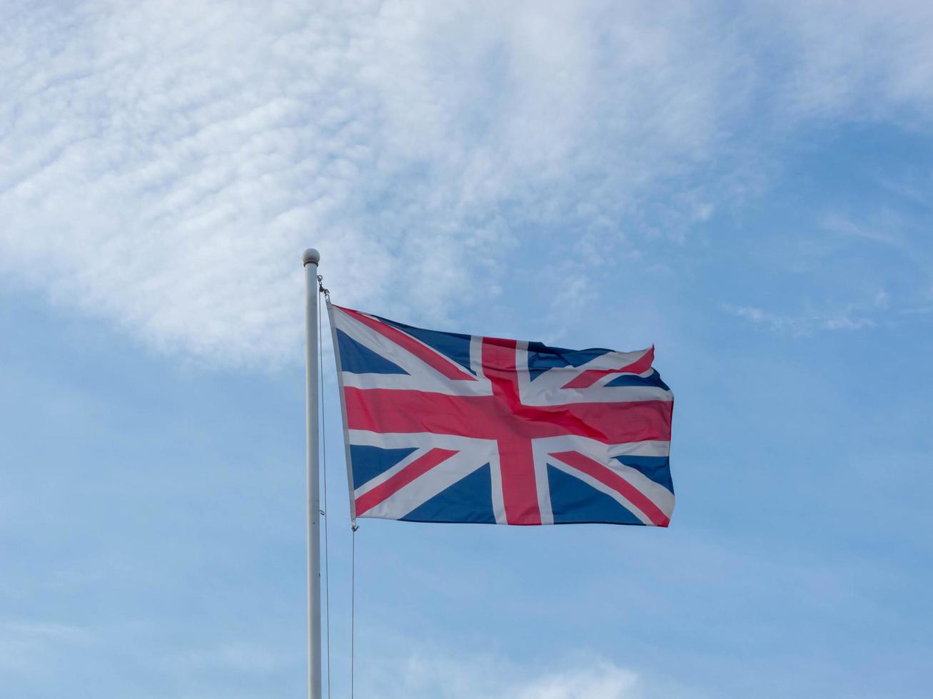 drapeau du royaume-uni sur fond de ciel bleu. photo