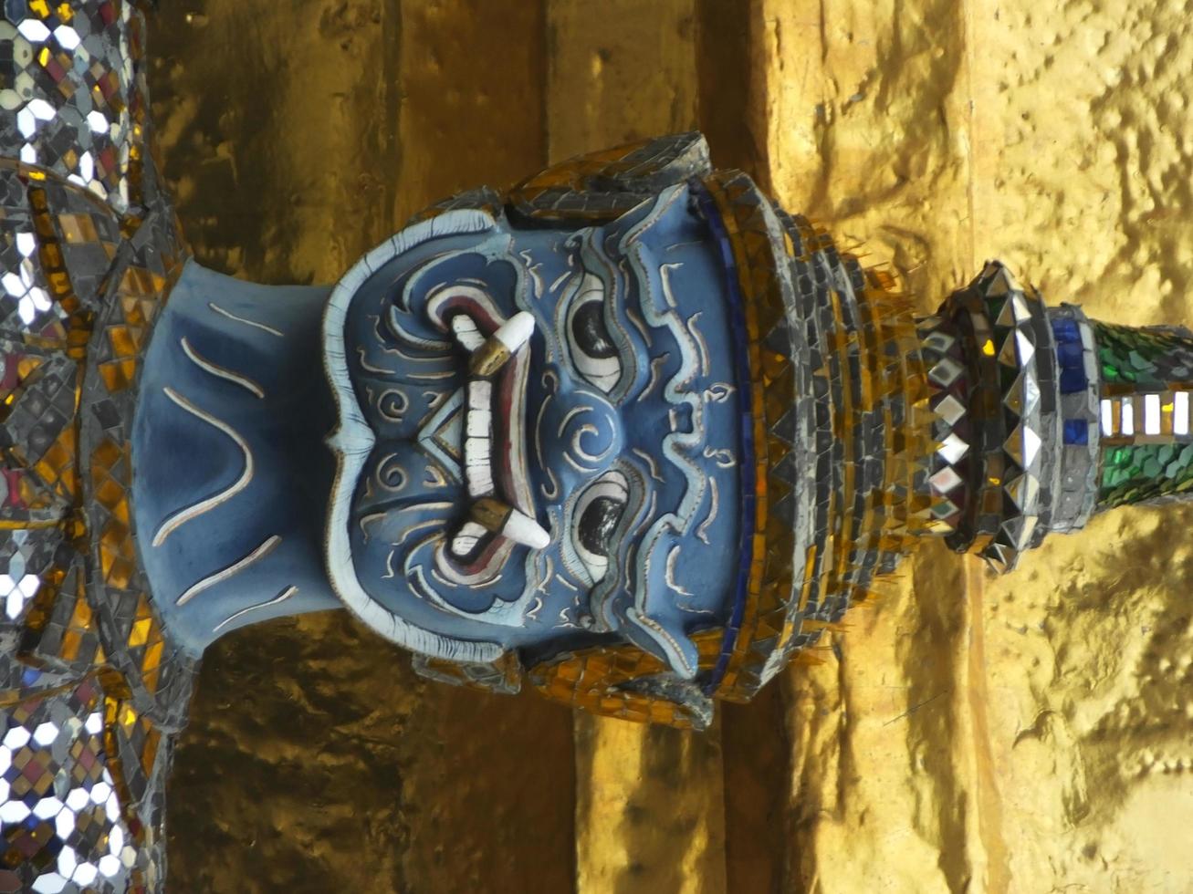 gardien de démon dans le grand palais de wat phra kaew de thaïlande. photo