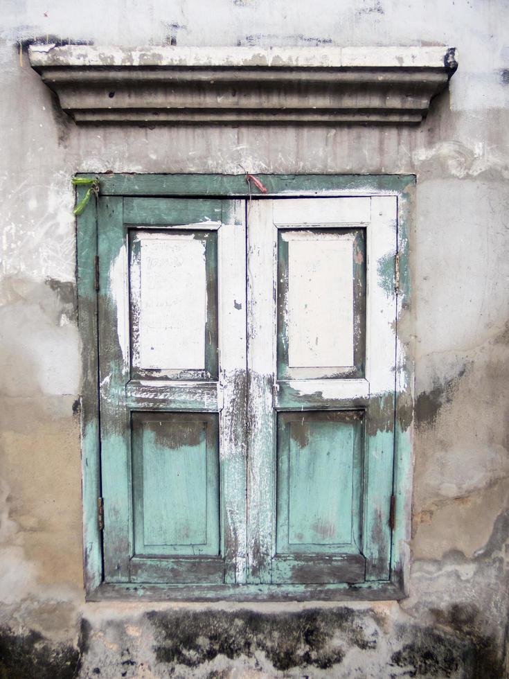 anciens bâtiments abandonnés avec portes et fenêtres en bois. photo