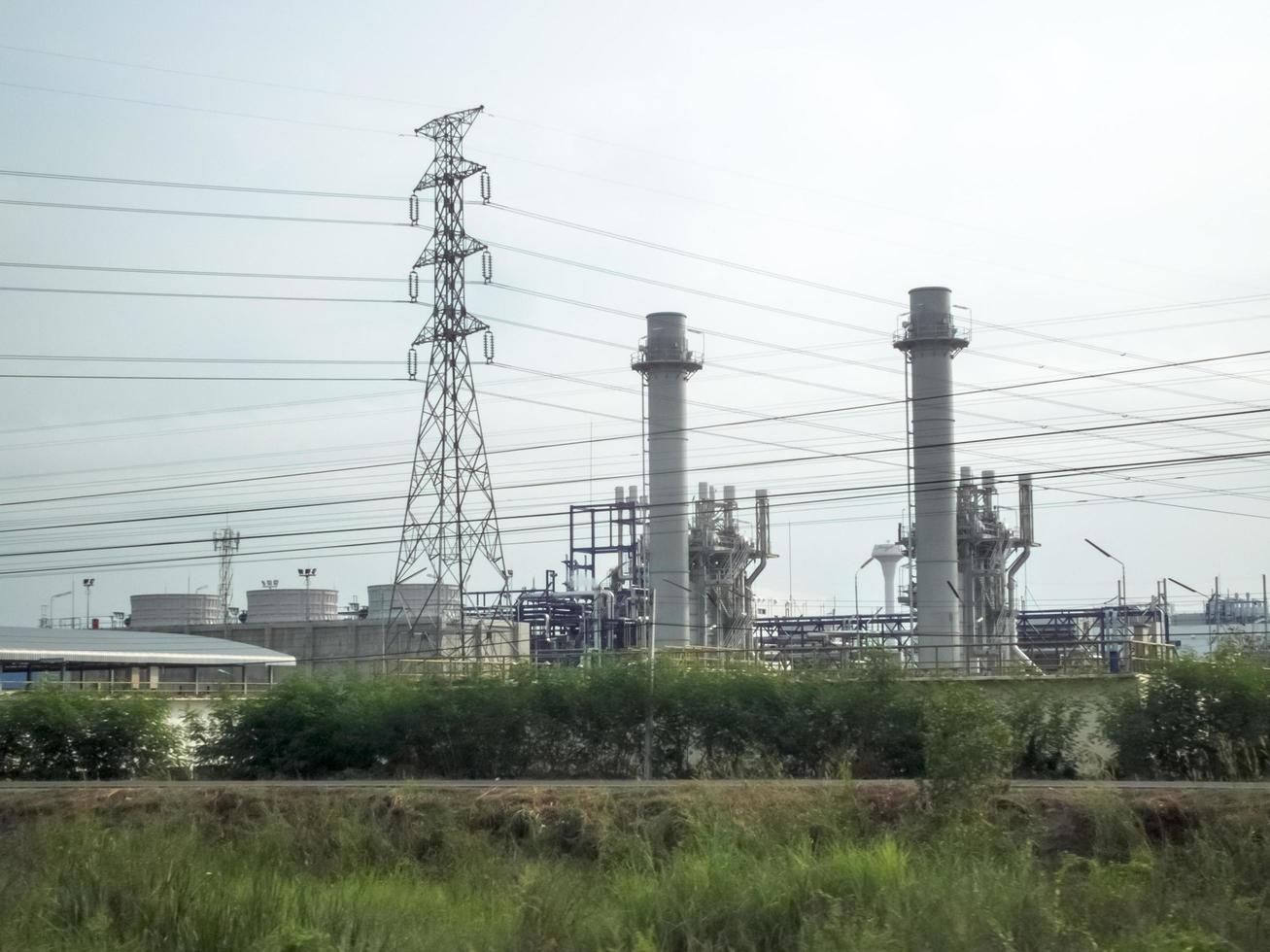 usine avec pylônes haute tension. photo