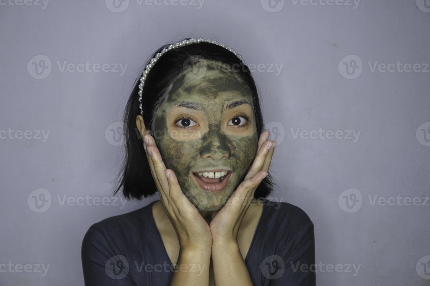 choquer les femmes asiatiques lorsqu'elles utilisent un masque de beauté photo