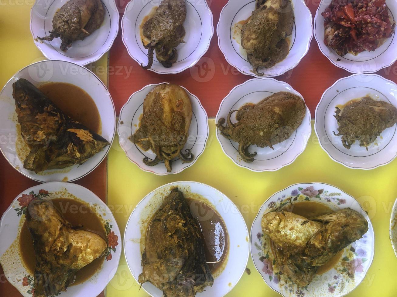 plat de variation de nasi padang ou curry de riz padang l'un des plats les plus célèbres associés à l'indonésie. photo