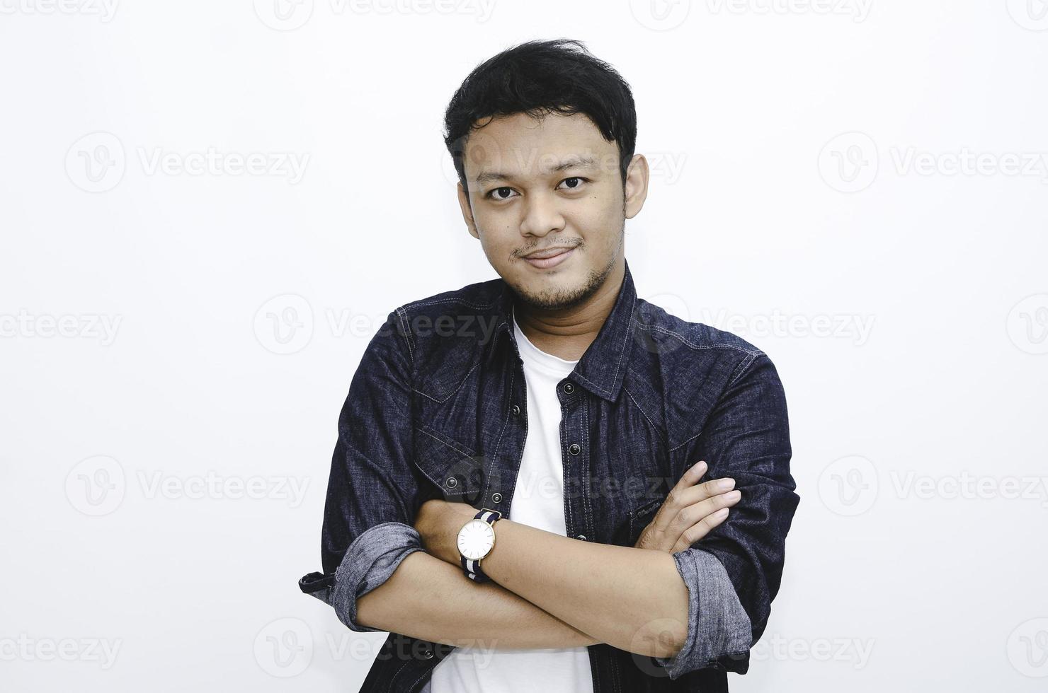 portrait d'un jeune homme asiatique souriant portant une chemise blanche et un pantalon en denim isolé sur blanc. photo