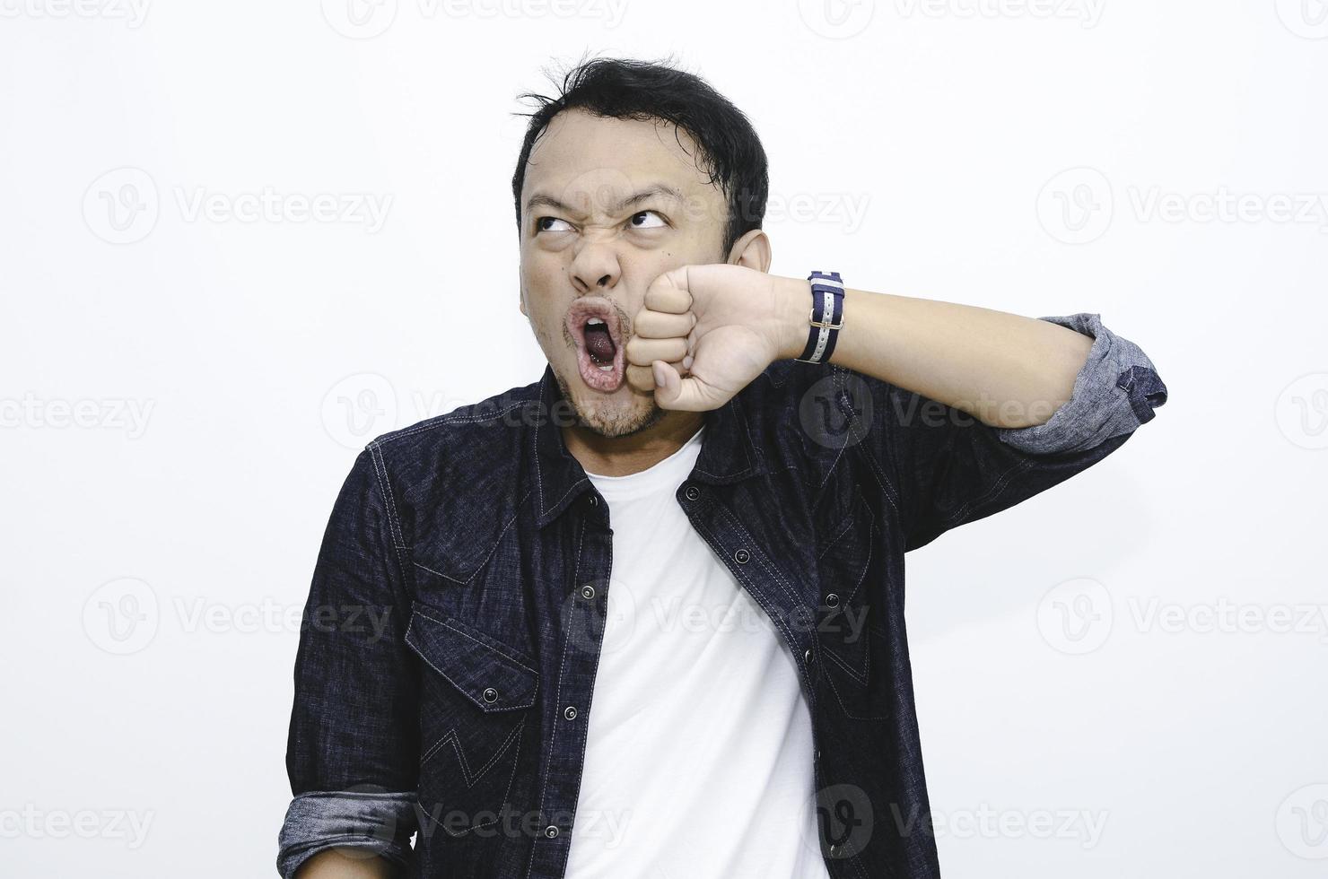drôle de visage d'homme asiatique en colère se punir en frappant sur son propre visage. photo