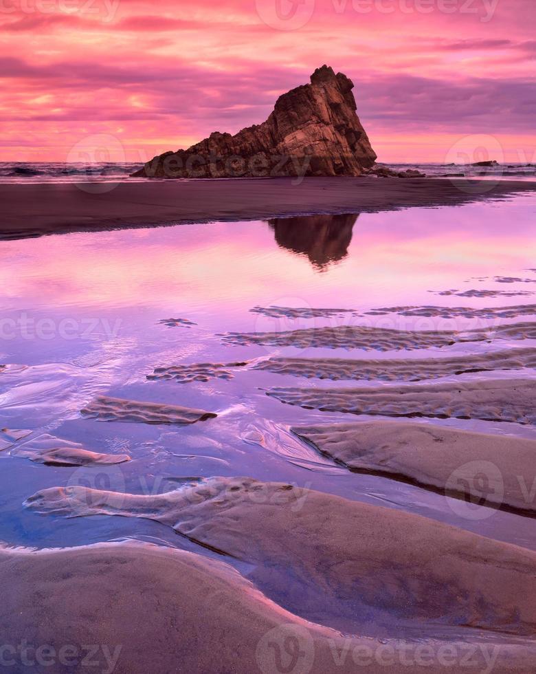 plage chaude au coucher du soleil photo