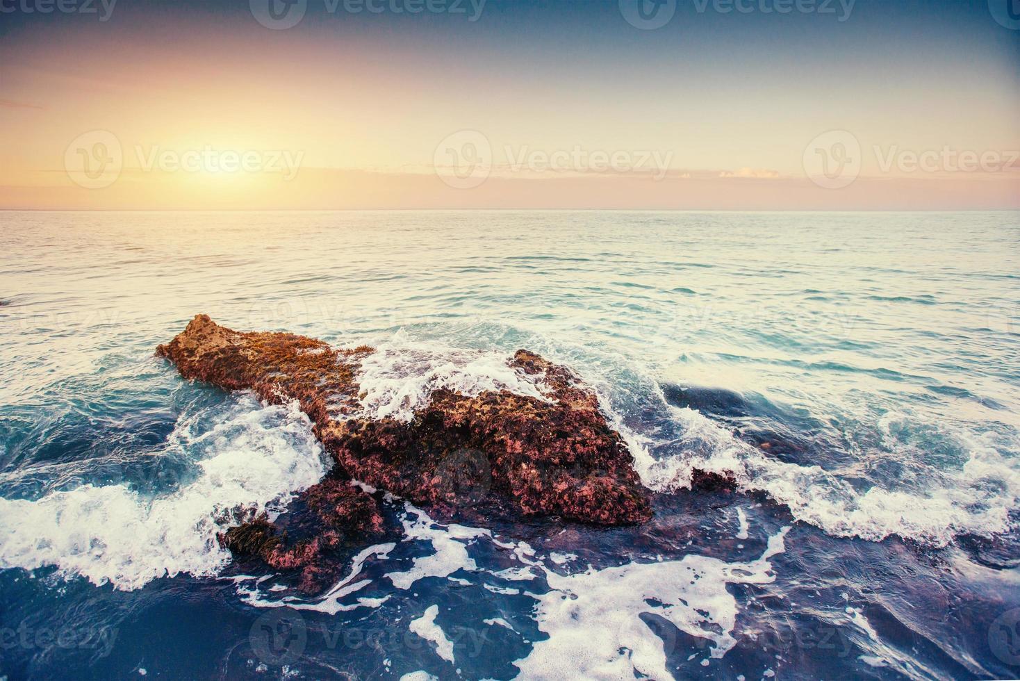 pittoresque littoral rocheux cap milazzo. Sicile, Italie photo